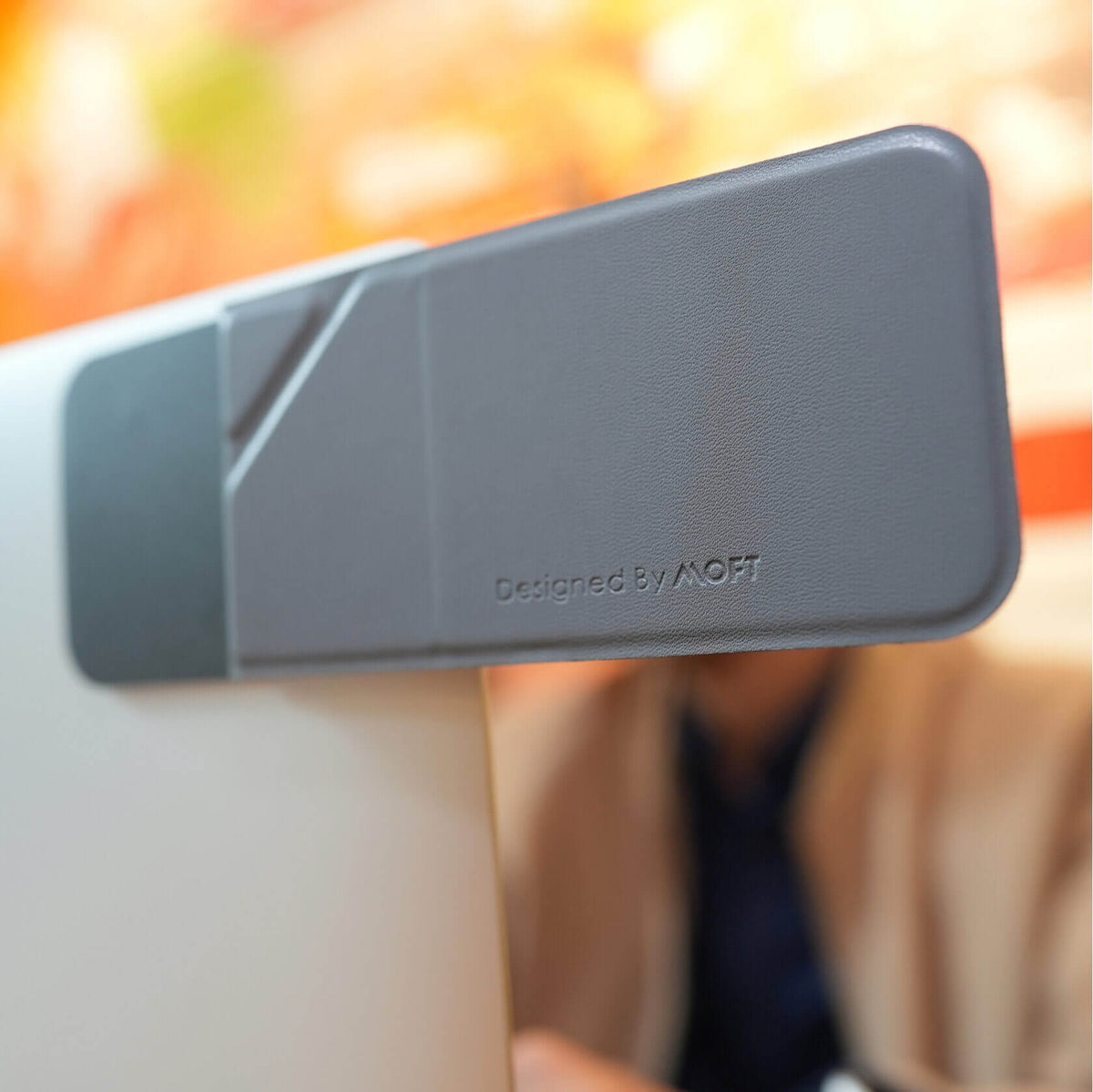 MOFT Flip Mount — suport pliabil pentru telefon pe laptop