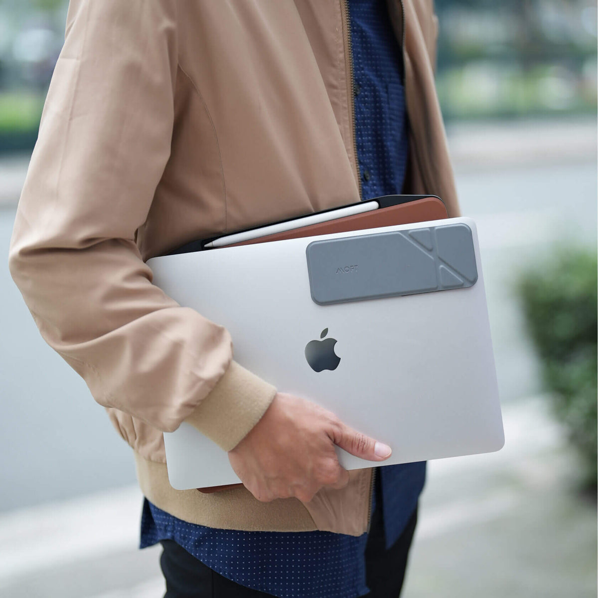 MOFT Flip Mount — suport pliabil pentru telefon pe laptop
