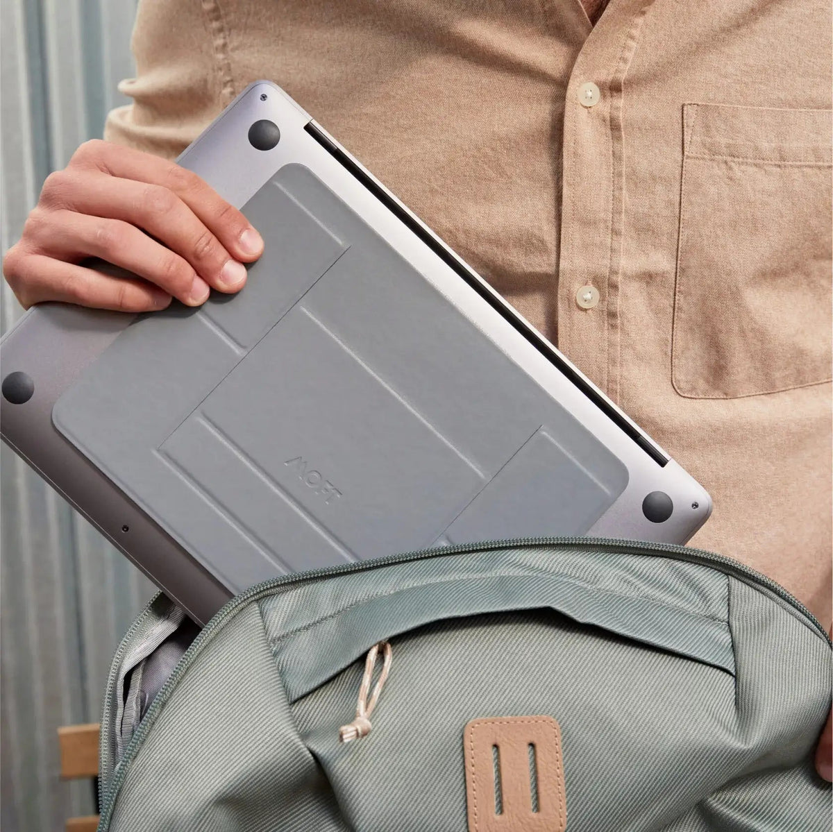 MOFT Stand — samolepicí stojánek na notebook