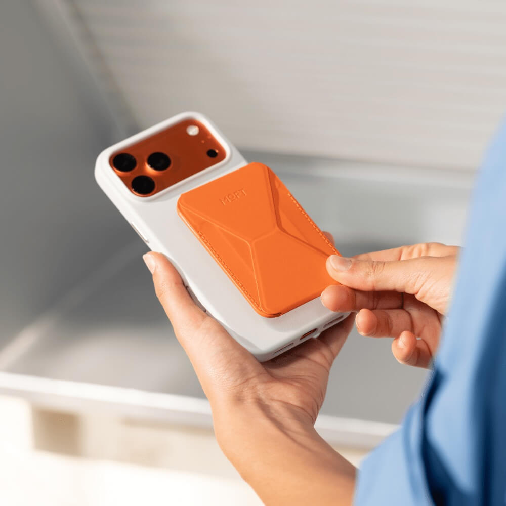 MOFT Trackable Snap-On — MagSafe peňaženka a stojan s Apple Find My