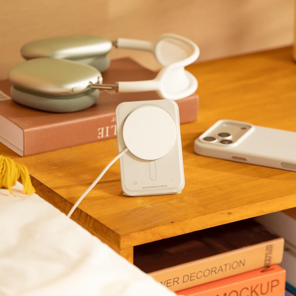 MOFT Trackable Snap-On — MagSafe peňaženka a stojan s Apple Find My