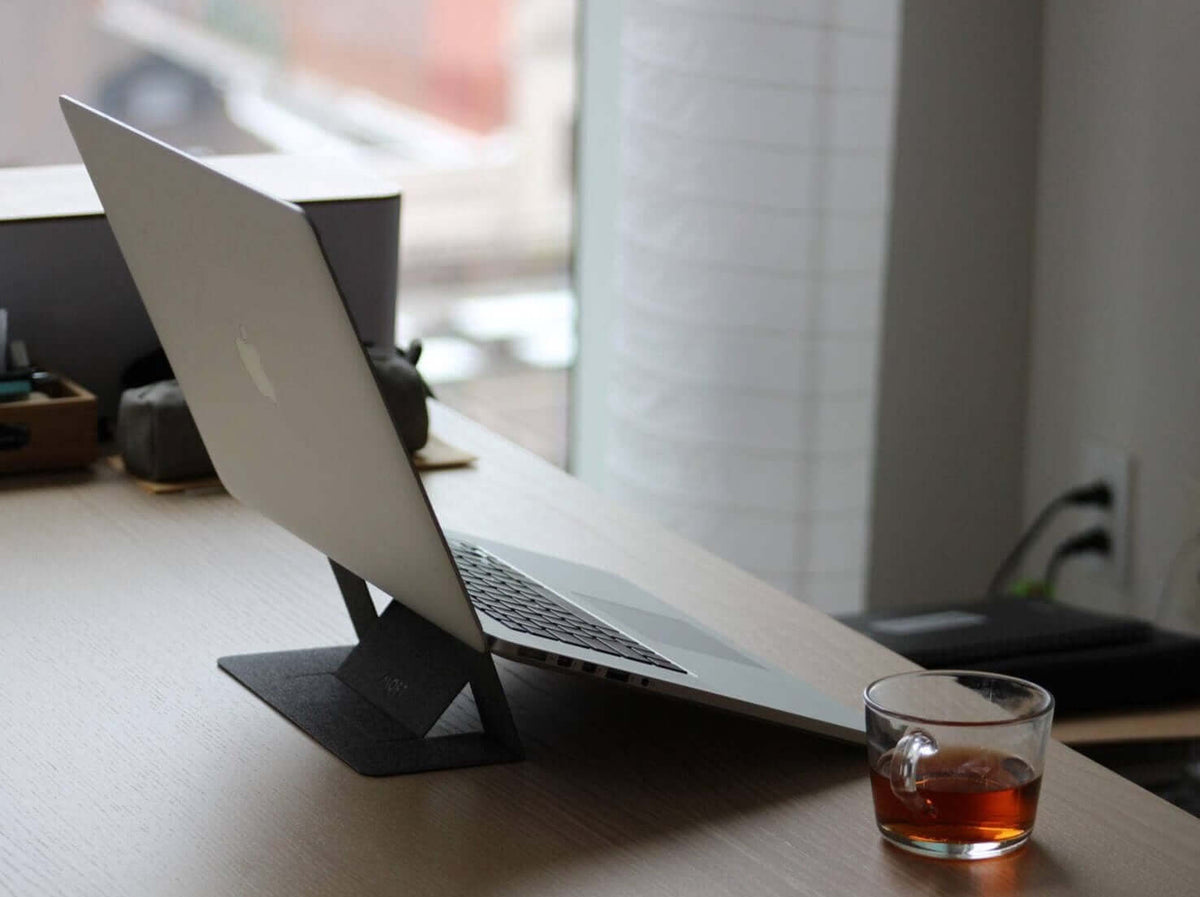 MOFT Stand — samolepicí stojánek na notebook
