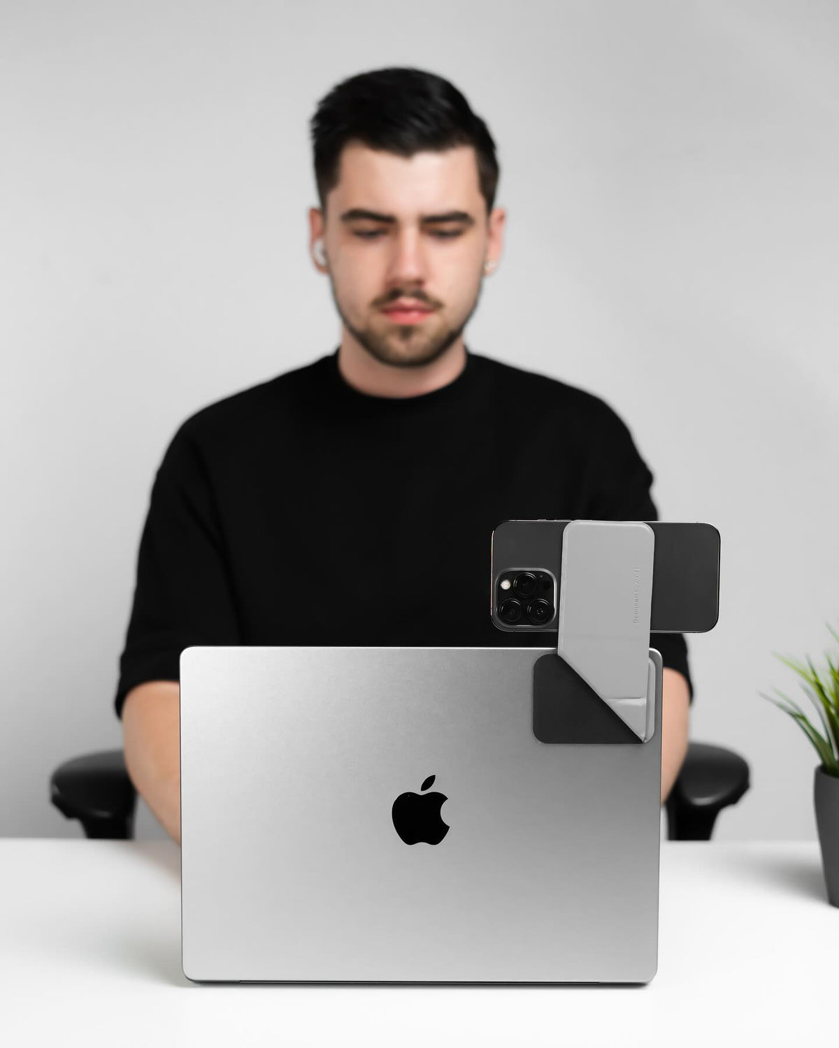 MOFT Flip Mount — suport pliabil pentru telefon pe laptop