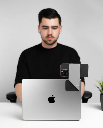 MOFT Flip Mount — suport pliabil pentru telefon pe laptop