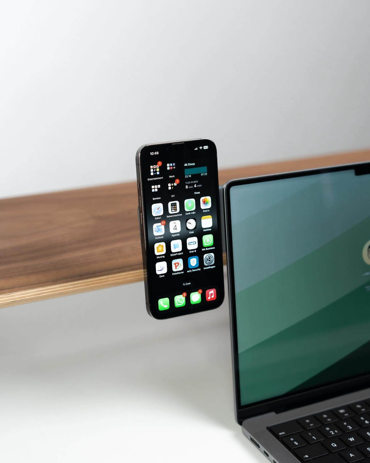 MOFT Flip Mount — suport pliabil pentru telefon pe laptop