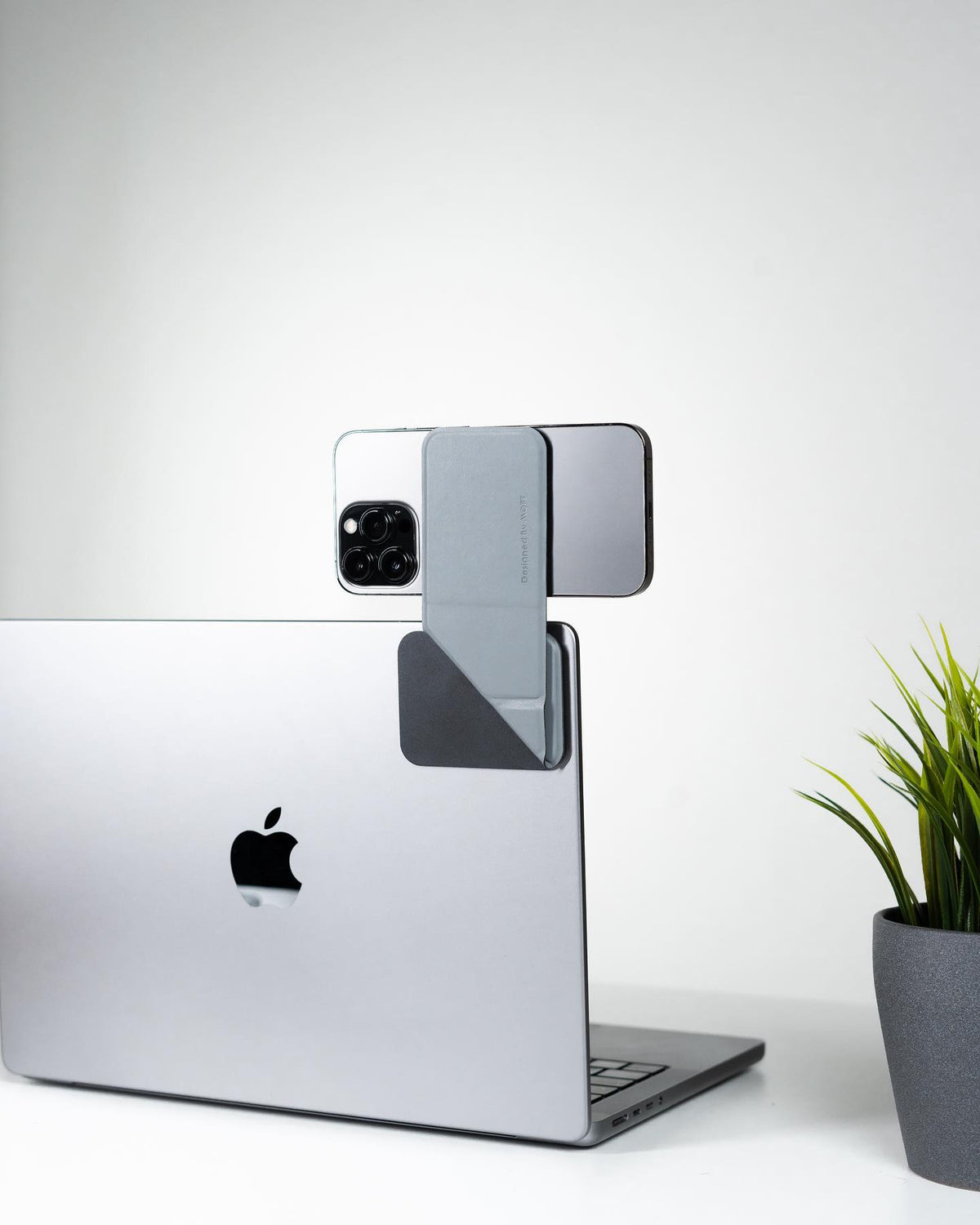 MOFT Flip Mount — suport pliabil pentru telefon pe laptop