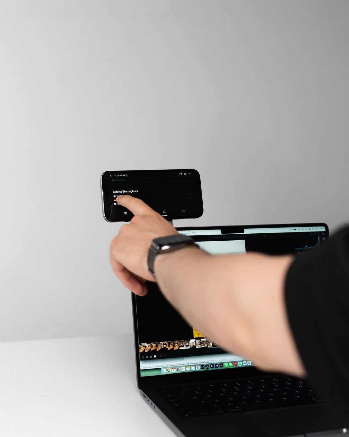 MOFT Flip Mount — suport pliabil pentru telefon pe laptop