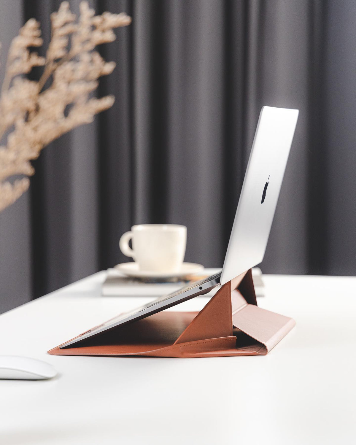 MOFT Sleeve — Laptop-Hülle mit integriertem Ständer