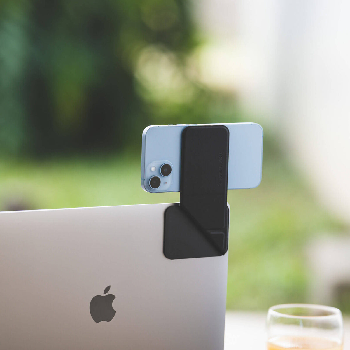 MOFT Flip Mount — suport pliabil pentru telefon pe laptop