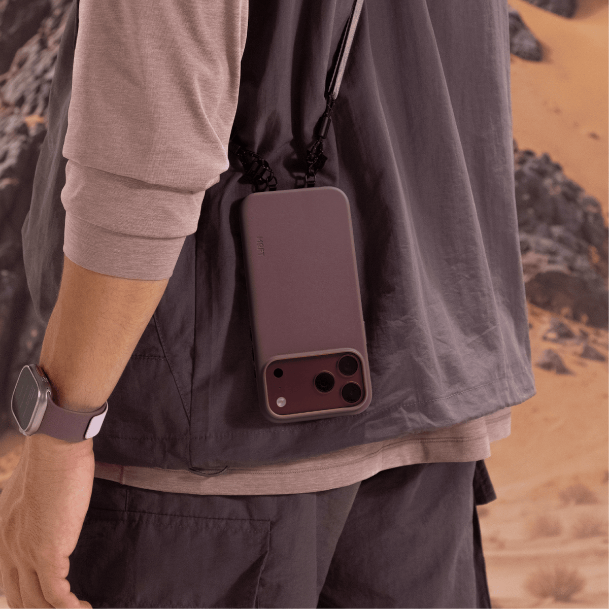 MOFT-Hülle für iPhone 18 mit Riemen im täglichen Gebrauch